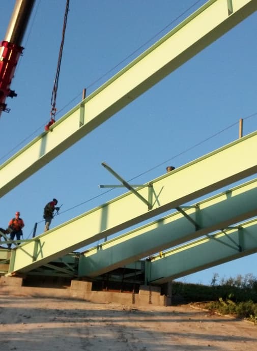 Crane placing girder at abutment_resize_1122X1991_resize_1122X1991.jpg